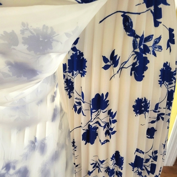 Lulu's Beautiful Lindsie Blue & White Floral Pleated Wrap Maxi Dress size small - Picture 13 of 16